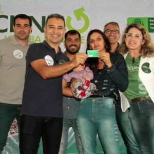 Entrega dos Cartões da Moeda Social Caboclinho. Fabinho, Vantoil, Jansen