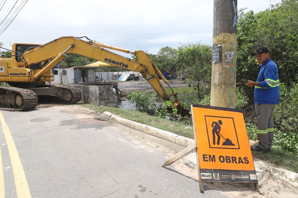 Limpeza e desobstrução do valão de Cem Braças segue em andamento - Notícia de Búzios