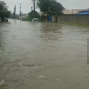 Chuva intensa deixa ruas de Araruama alagadas
