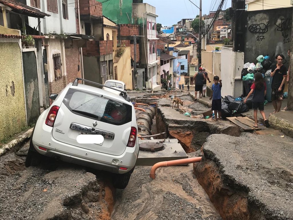 Cratera aberta em rua de Macaé, RJ, começa a ser fechada e equipes trabalham para liberar acesso total