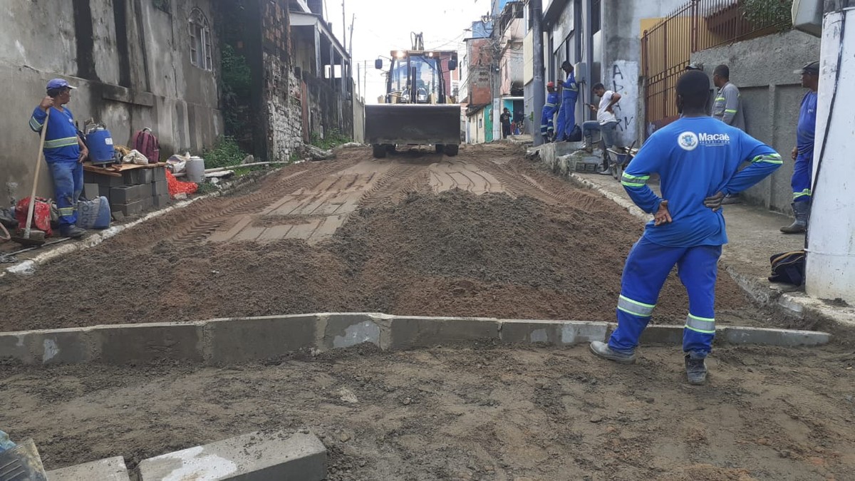 Rua onde cratera se abriu em Macaé, RJ, começa a receber pavimentação