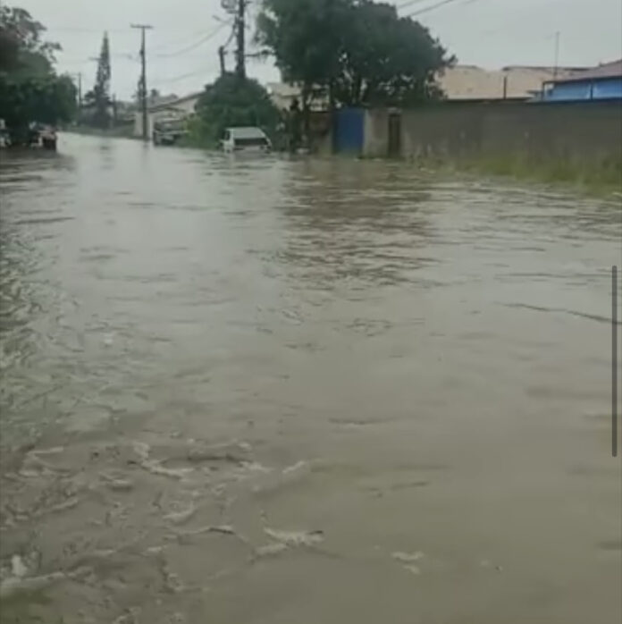 Araruama: Chuva intensa deixa ruas de Araruama alagadas