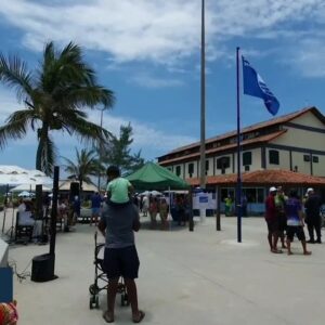 Bandeira Azul é hasteada pelo quinto ano consecutivo na Praia do Peró, em Cabo Frio, no RJ | Região dos Lagos