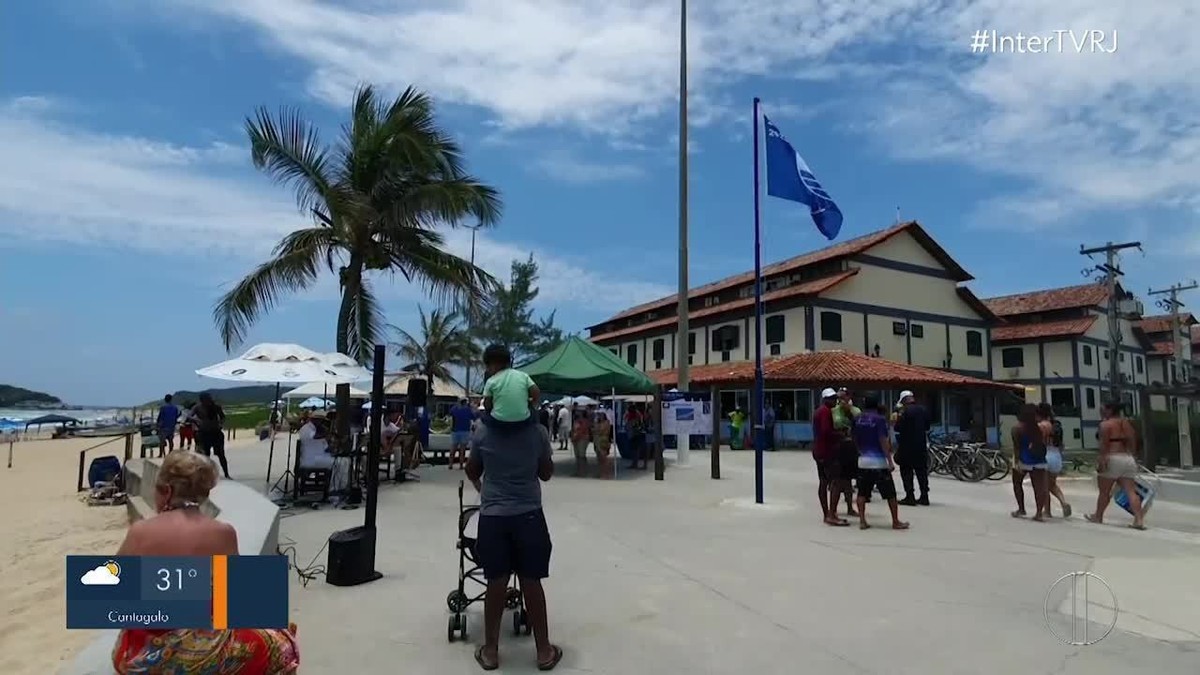 Bandeira Azul é hasteada pelo quinto ano consecutivo na Praia do Peró, em Cabo Frio, no RJ | Região dos Lagos