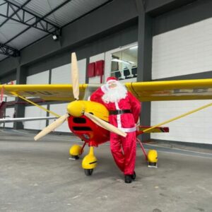 Papai Noel desembarca em igreja de helicóptero e encanta em Maricá | Enfoco