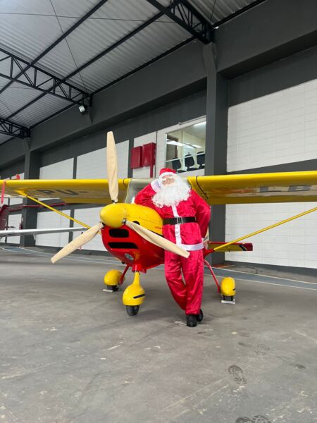 Papai Noel desembarca em igreja de helicóptero e encanta em Maricá | Enfoco