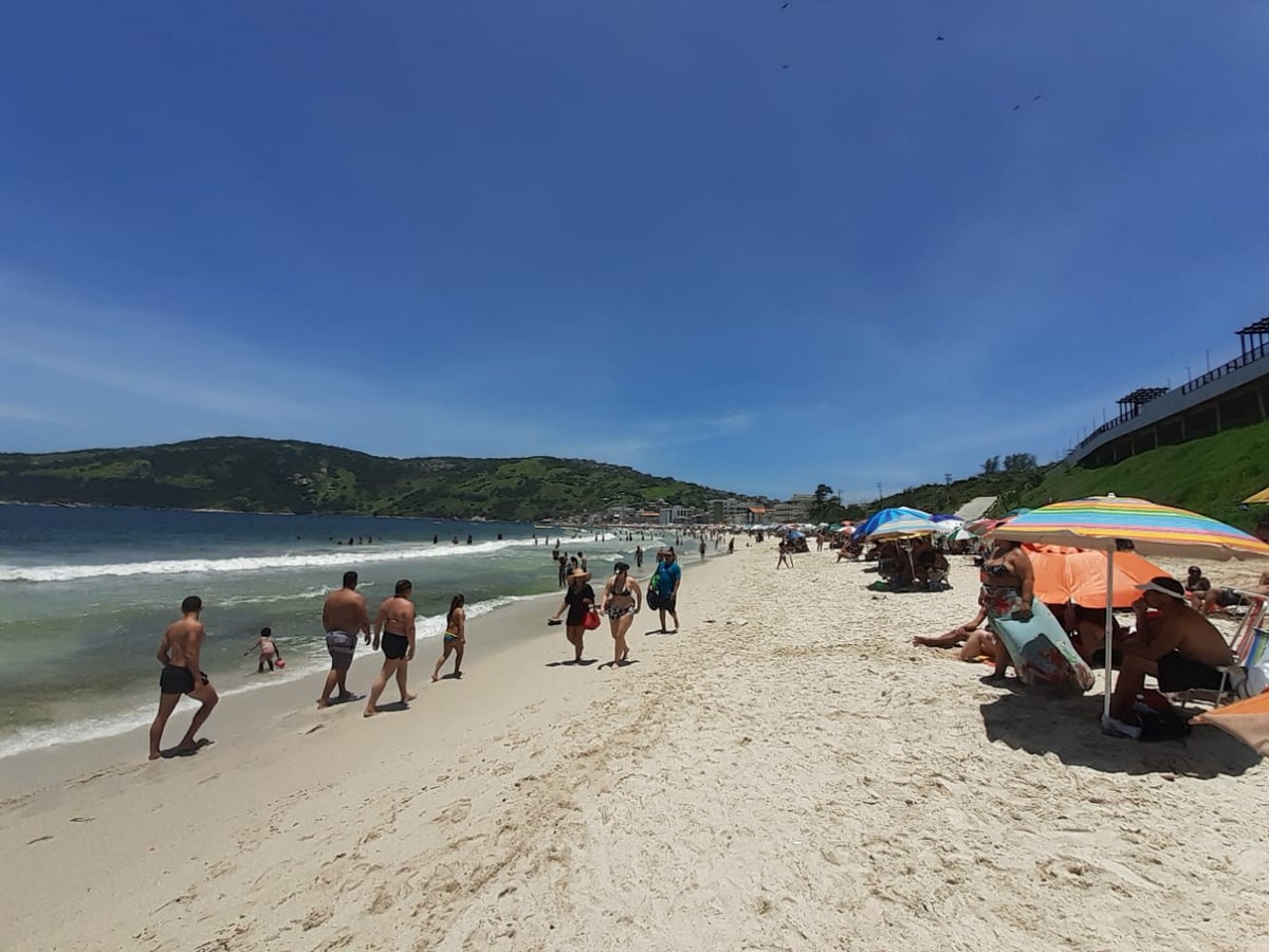 Turistas lotam praia em Arraial do Cabo neste sábado