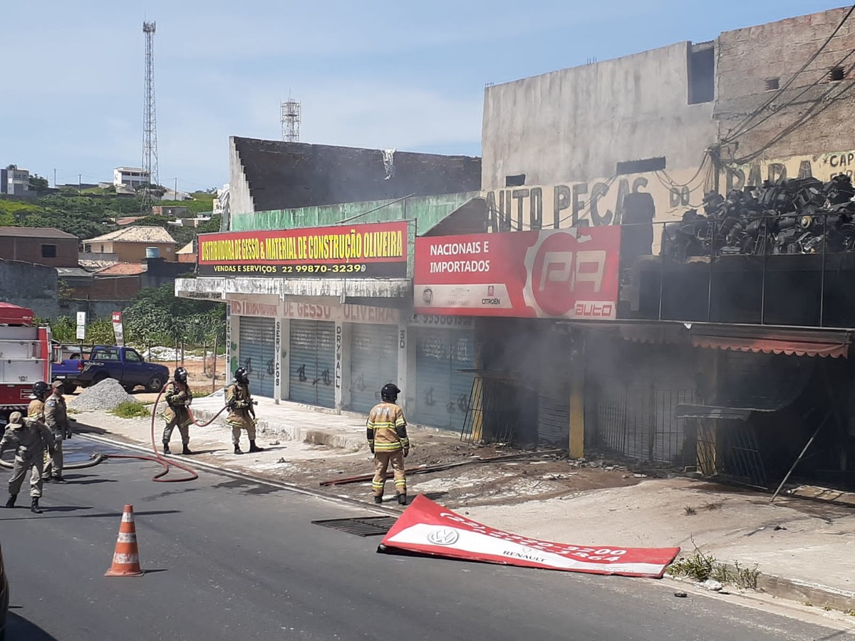 Bombeiros combatem incêndio em loja no bairro Vinhateiro, em São Pedro da Aldeia