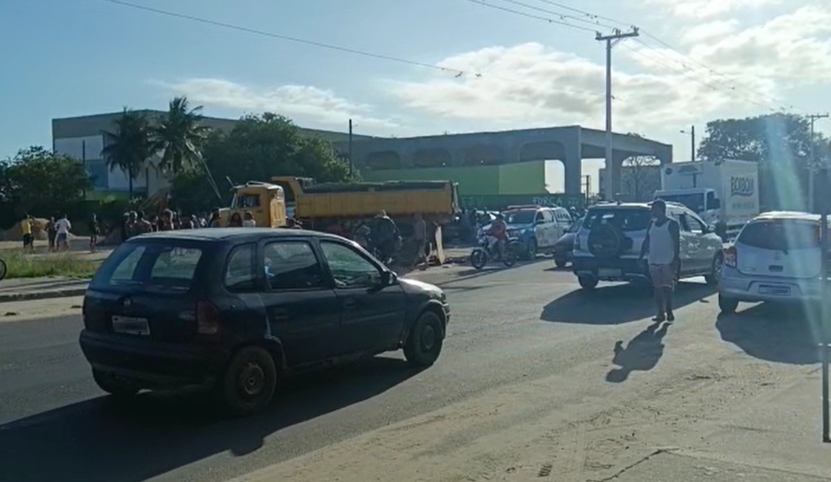 Mulher morre em acidente entre moto e caminhão na Estrada de Búzios, em Cabo Frio