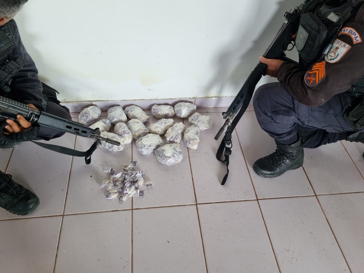 Homem é preso e polícia apreende 928 cápsulas de cocaína em Araruama, no RJ