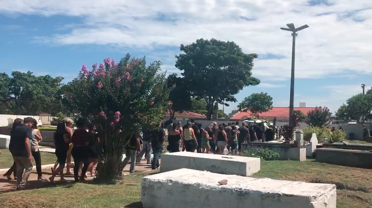 Mãe, pai e filho mortos em acidente de carro em Volta Redonda são enterrados em Rio das Ostras, no RJ