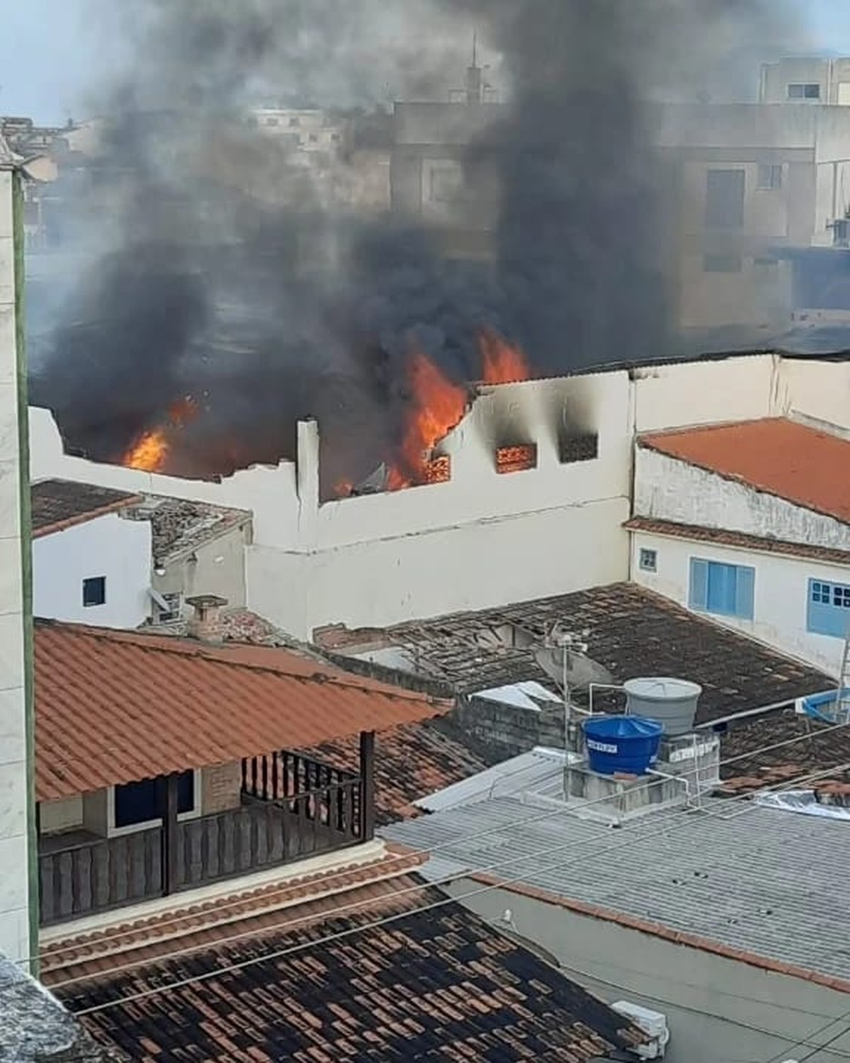 Incêndio de grandes proporções atinge supermercado em Saquarema, no RJ