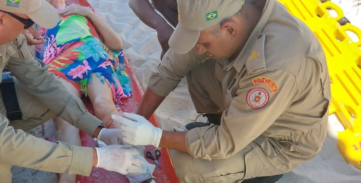 Idosa sofre fratura na perna ao ser atingida por onda e cair na areia de praia em Saquarema, no RJ