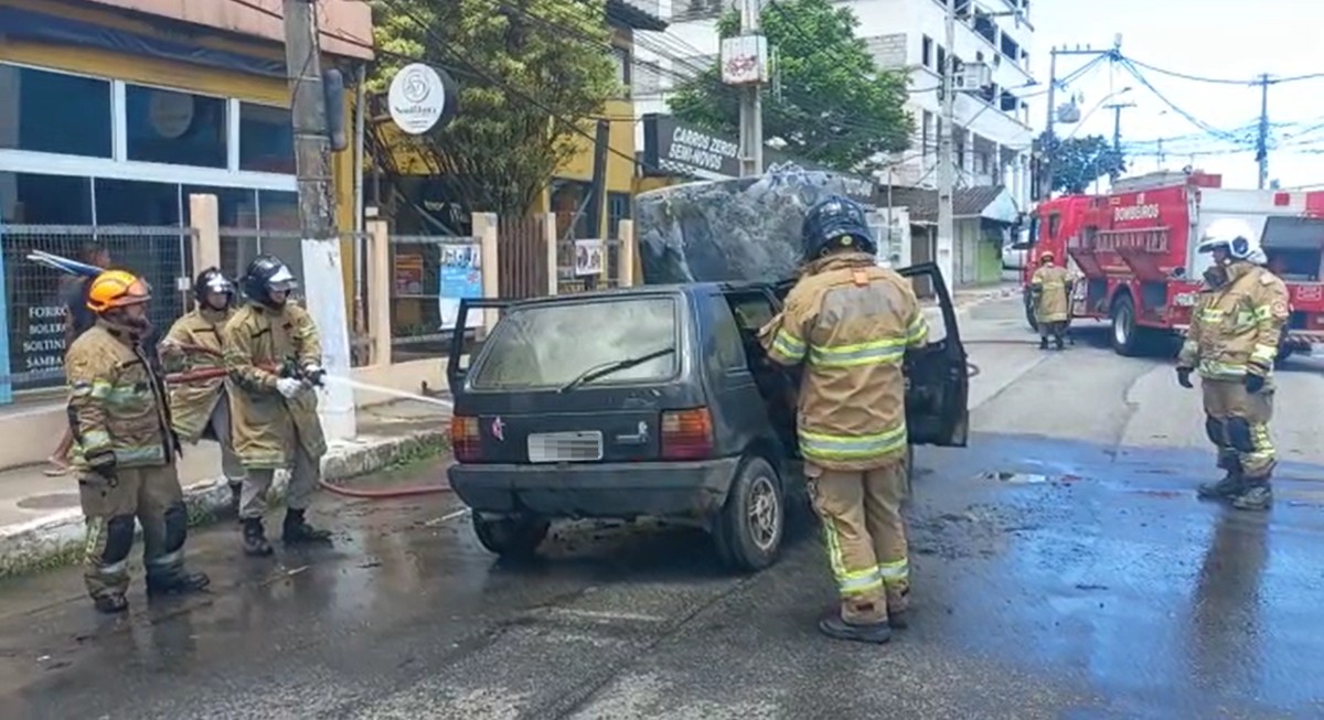 Carro pega fogo em avenida de Macaé; motorista, esposa e filho escapam ilesos | Norte Fluminense