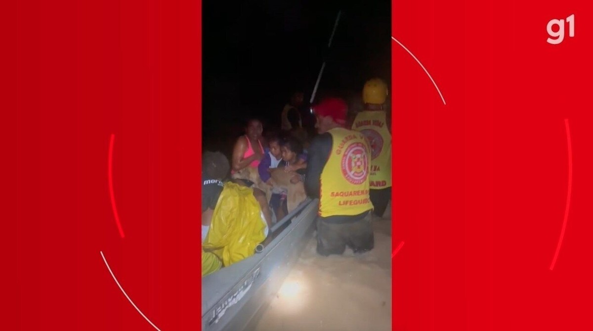 Crianças são resgatadas de barco abraçadas a cachorro após temporal em Saquarema, RJ; VÍDEO | Região dos Lagos