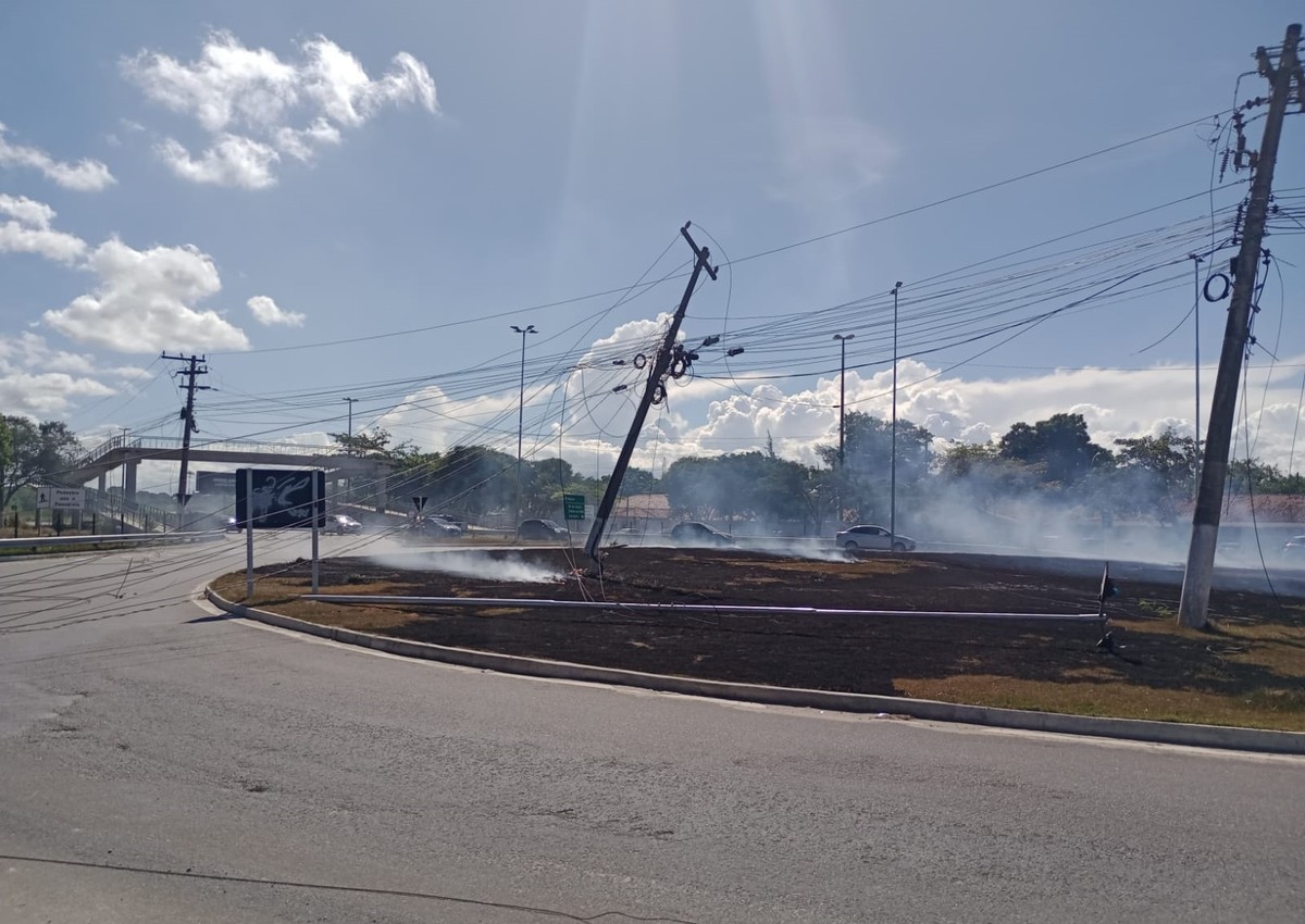 Caminhão derruba postes, causa incêndio e afeta fornecimento de água e energia elétrica em Cabo Frio, no RJ