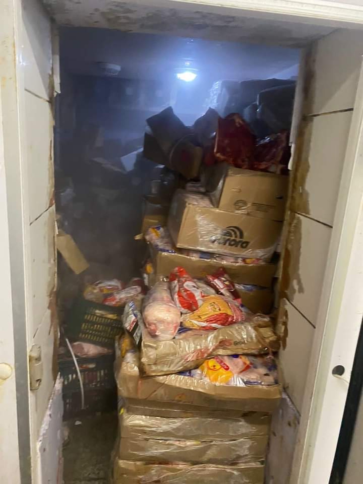 Mais de meia tonelada de carnes e frios impróprios para o consumo é apreendida em supermercado de Maricá, no RJ