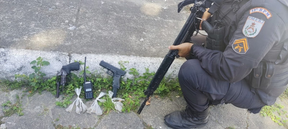 Polícia Militar apreende arma e droga após troca de tiros em Maricá