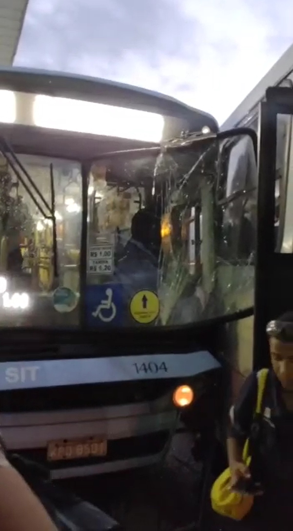 Passageiros de ônibus levam susto após batida entre coletivos dentro de terminal rodoviário em Macaé