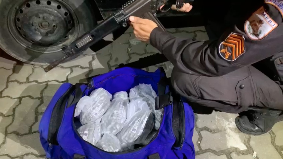 Polícia apreende 400 pinos de cocaína e 400 buchas de maconha em Araruama, no RJ