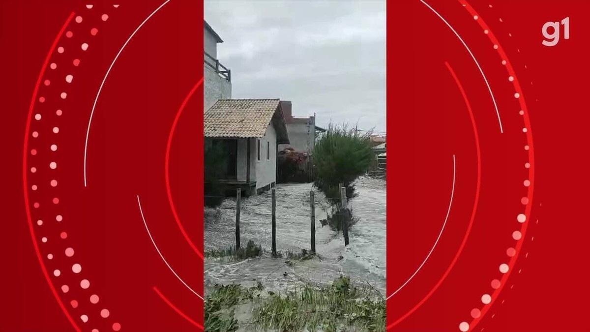 Mar avança e inunda ruas e casas durante ressaca em Arraial do Cabo, RJ; VÍDEOS