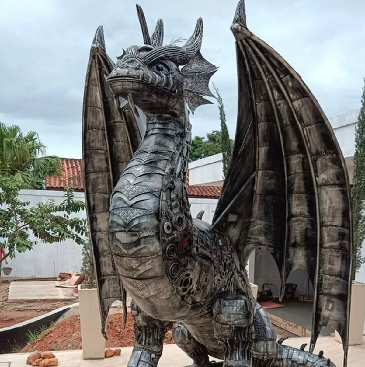 Escultura de dragão de 4 metros em homenagem a filho de médico viraliza nas redes e atrai visitantes no RJ