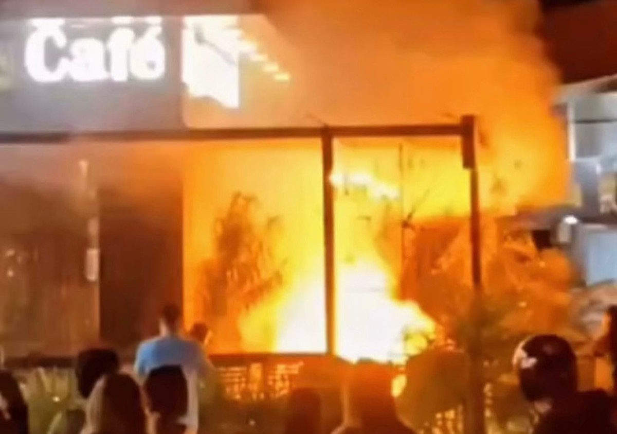 Cafeteria pega fogo em Araruama, no RJ; ninguém se feriu