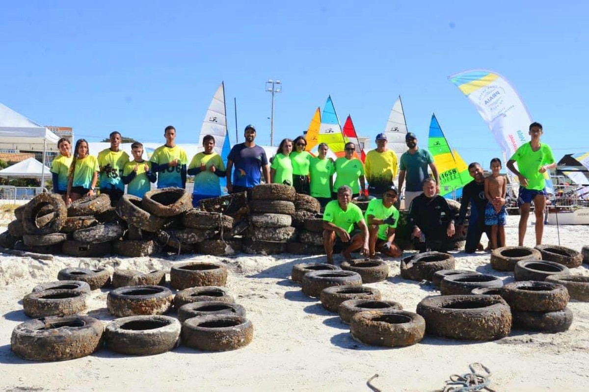 Ação de limpeza retira duas toneladas de resíduos da Praia dos Anjos em Arraial do Cabo | Região dos Lagos