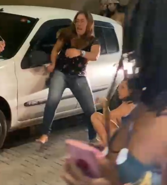 Mulheres brigam em estacionamento de shopping; vídeo | Enfoco