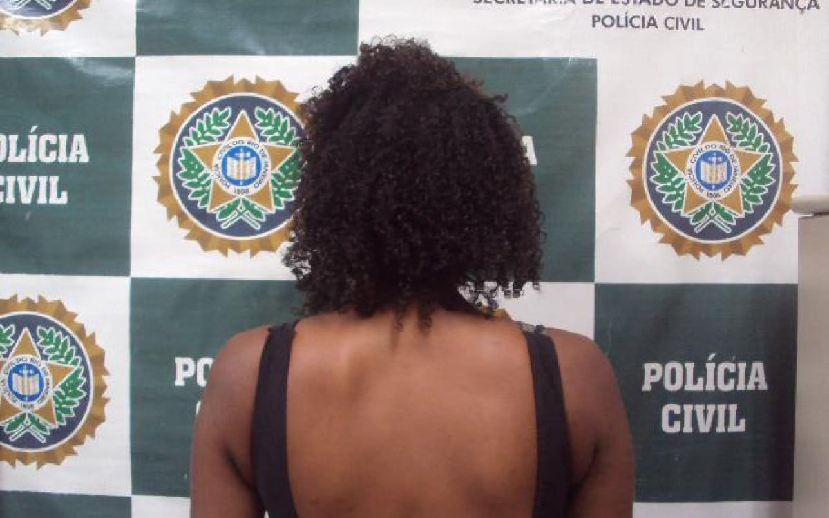 Polícia Civil prende mulher por tráfico de drogas na Favela da Linha, em Macaé | Macaé