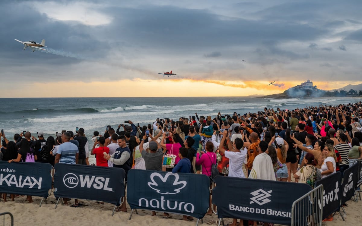 Recordes e grande público marcam primeiro dia de Corona Saquarema Pro na Praia de Itaúna | Saquarema