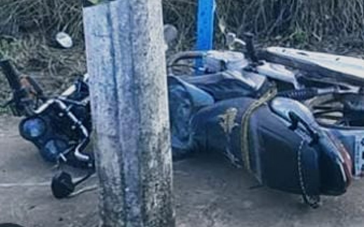 Homem abandona motocicleta após acidente no centro de Maricá | Maricá