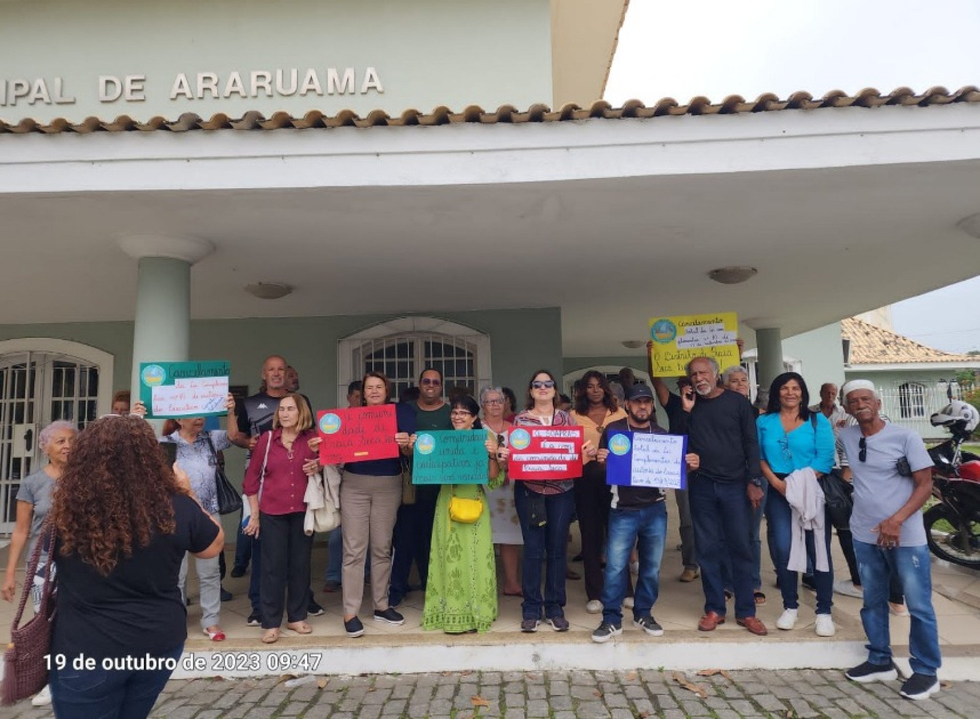 Moradores de Praia Seca fazem protesto na Câmara de Araruama