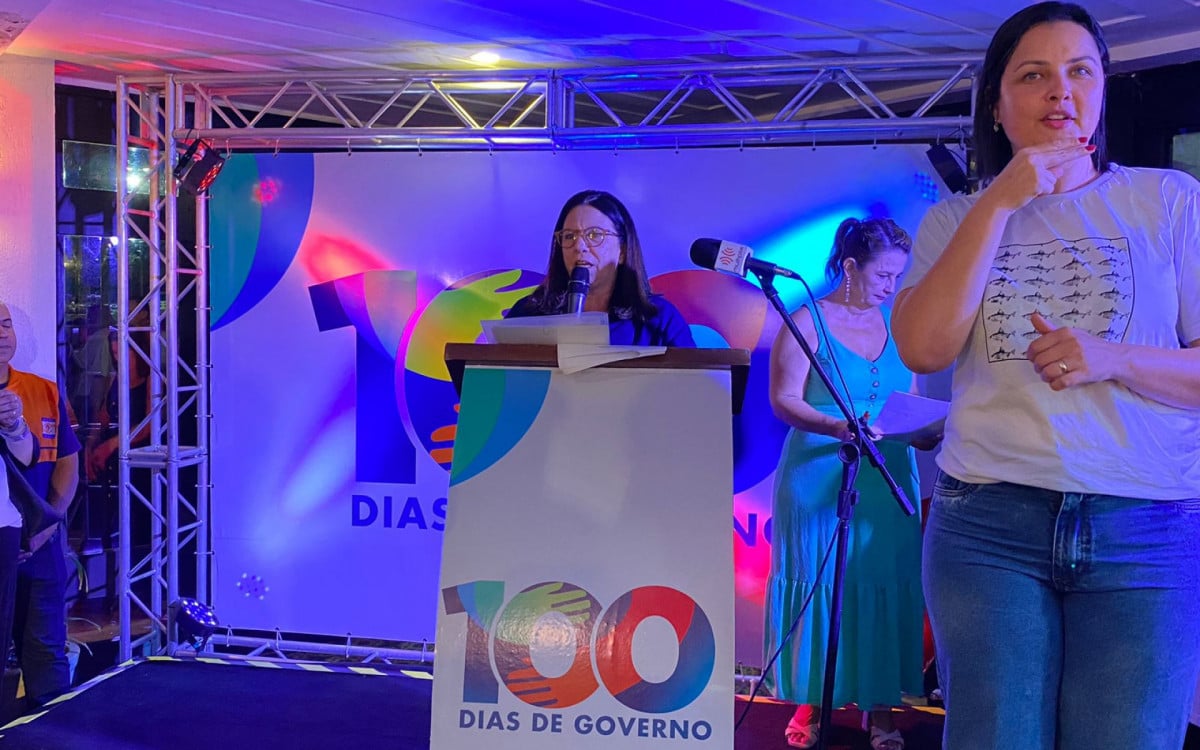 Prefeita Magdala Furtado discursa durante evento de 100 dias de governo