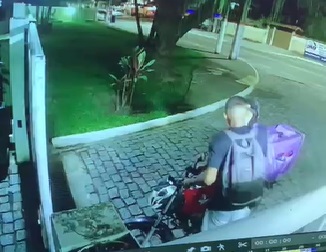 Motoboy tem moto levada em frente a prédio em Maricá; vídeo | Enfoco