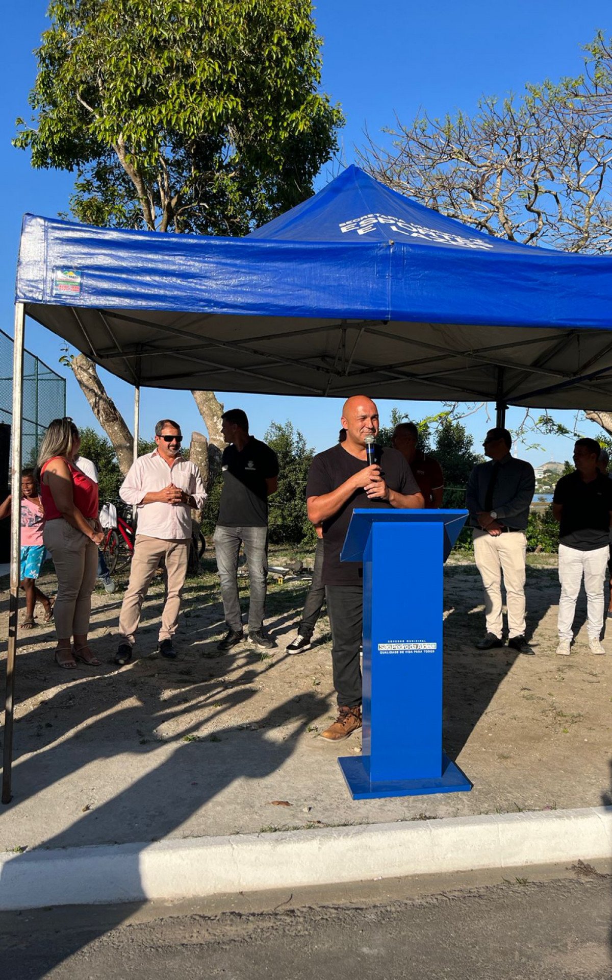 Prefeito de São Pedro inaugura quadra poliesportiva no bairro Ponta do Ambrósio | Política Costa do Sol