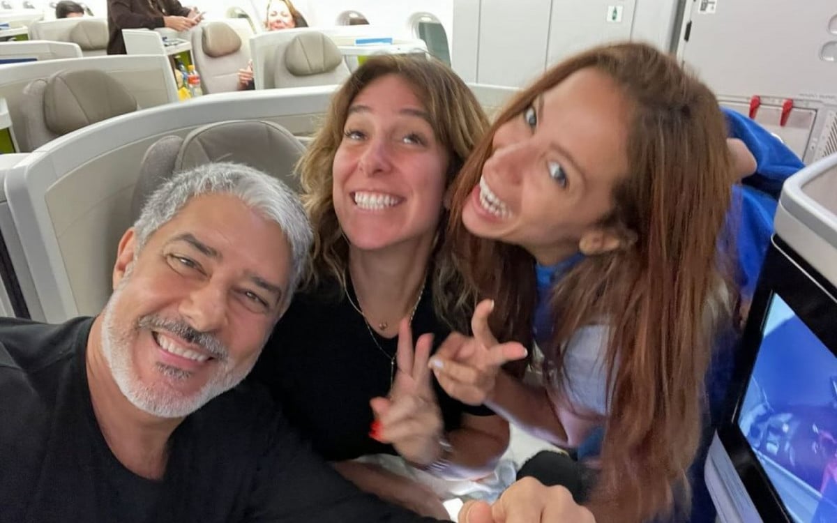 William Bonner, Natasha Dantas e Anitta se encontram em avião - Reprodução/Instagram