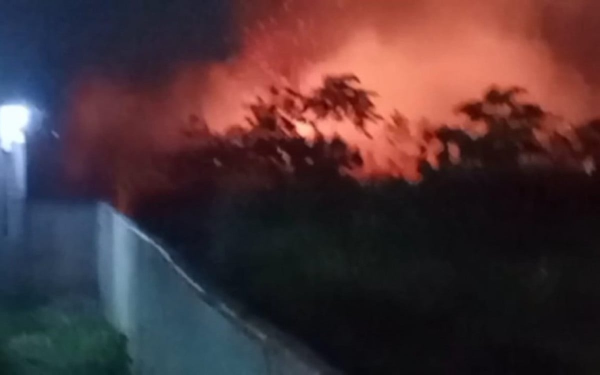 Incêndio atinge distrito de Figueira, em Arraial do Cabo | Arraial do Cabo - Rio de Janeiro