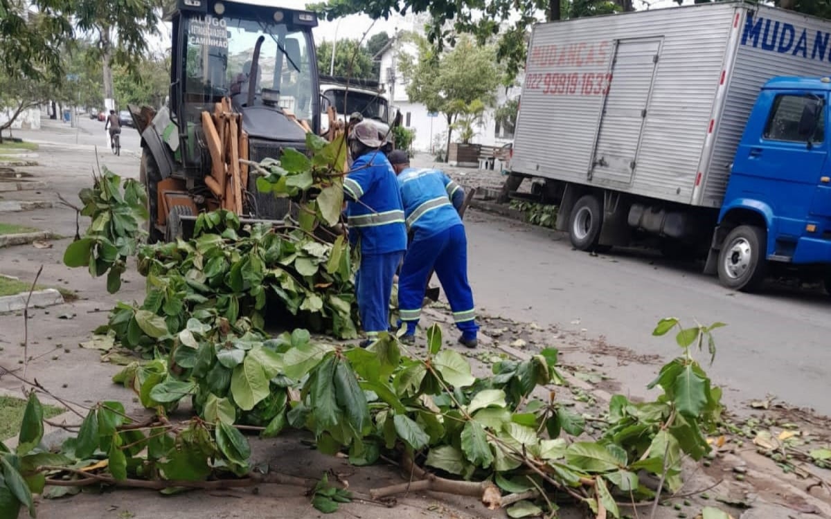 Equipes seguem trabalho de limpeza e liberação de vias nesta segunda | Macaé