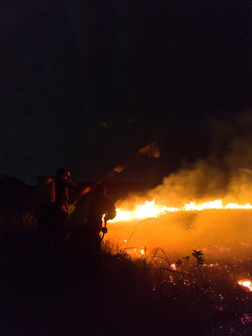 Corpo de Bombeiros e Grupamento Ambiental de Arraial do Cabo passam madrugada combatendo incêndio