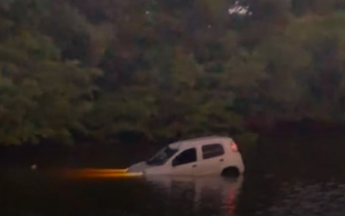 Populares acionam Corpo de Bombeiros após homem perder o controle e cair no rio; felizmente, sem feridos | Rio das Ostras