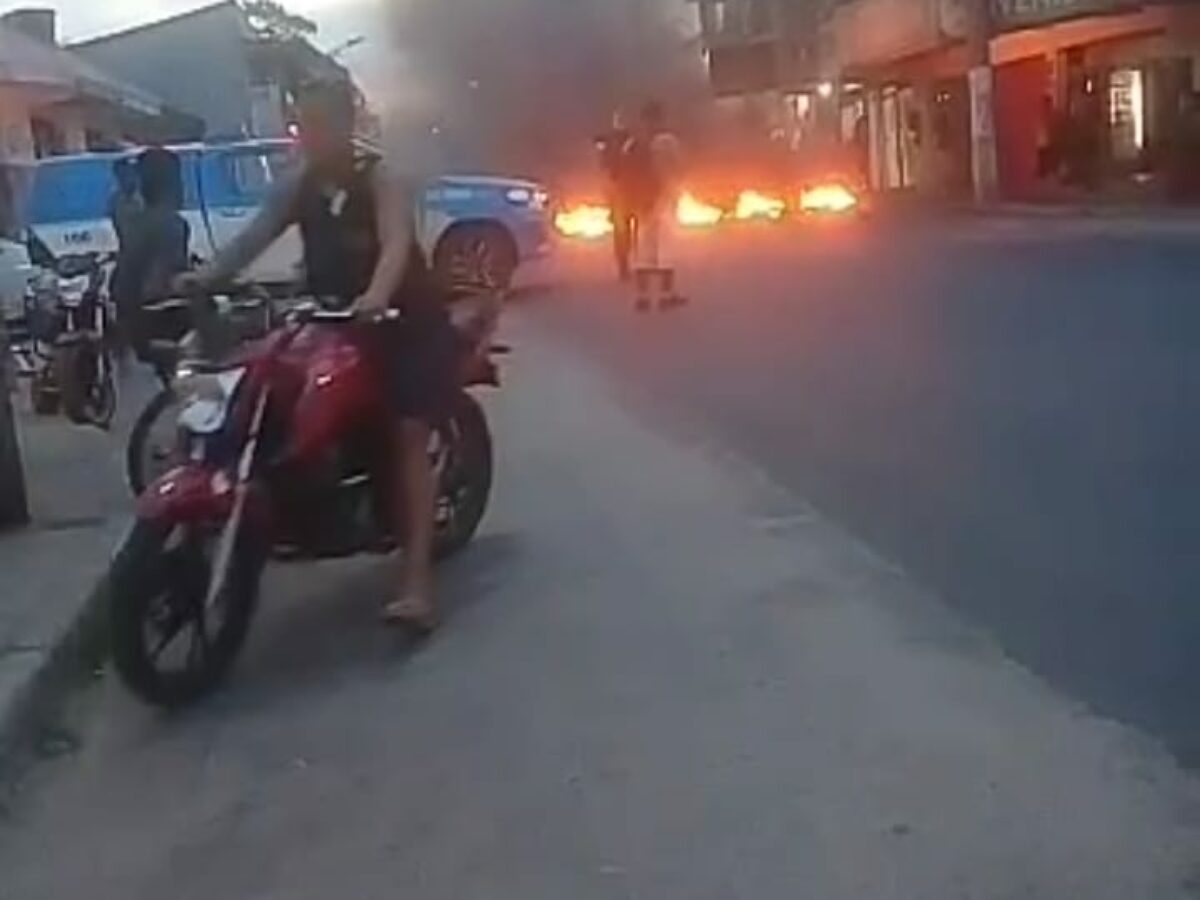 Moradores do Jardim Peró, em Cabo Frio, tocam fogo na rua por