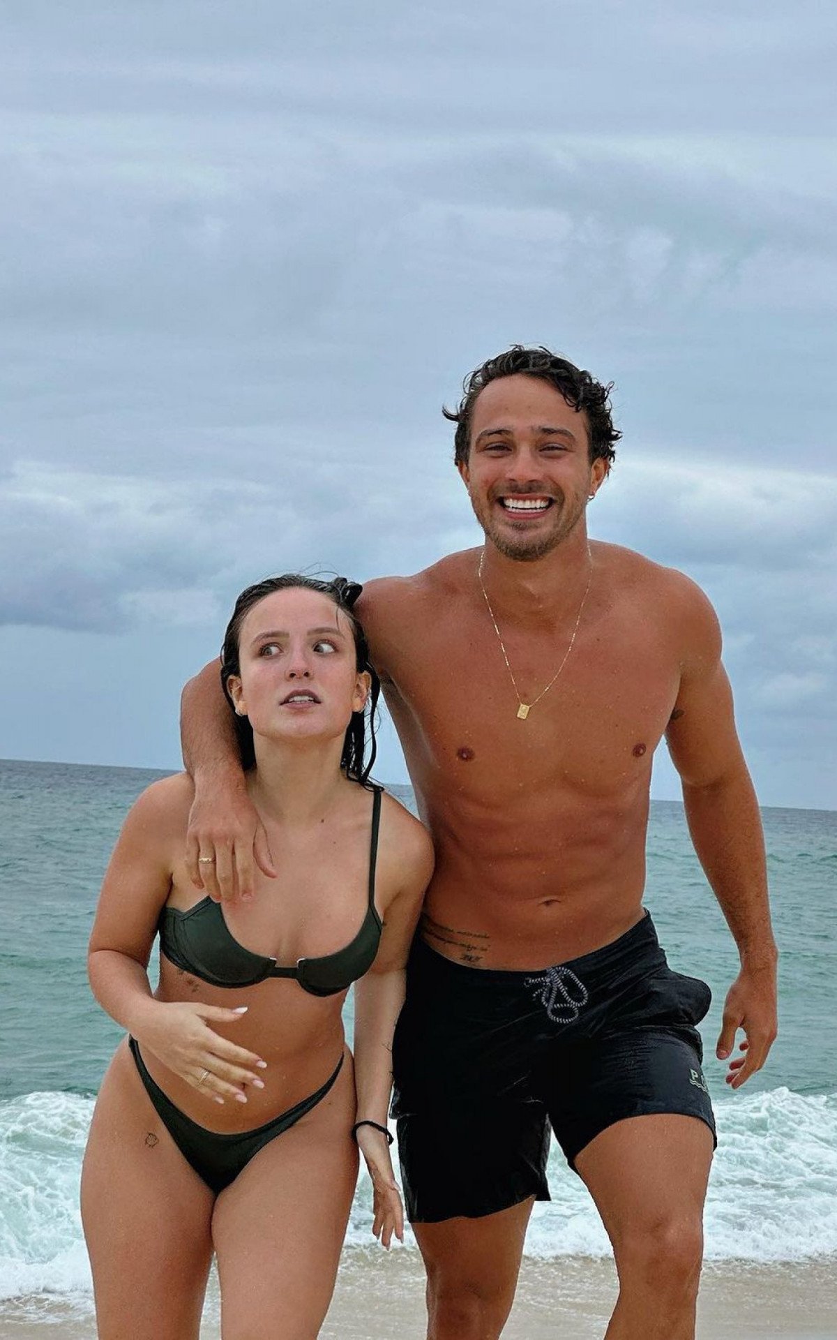 Larissa Manoela e André Luiz Frambach se divertem em dia de praia | Celebridades