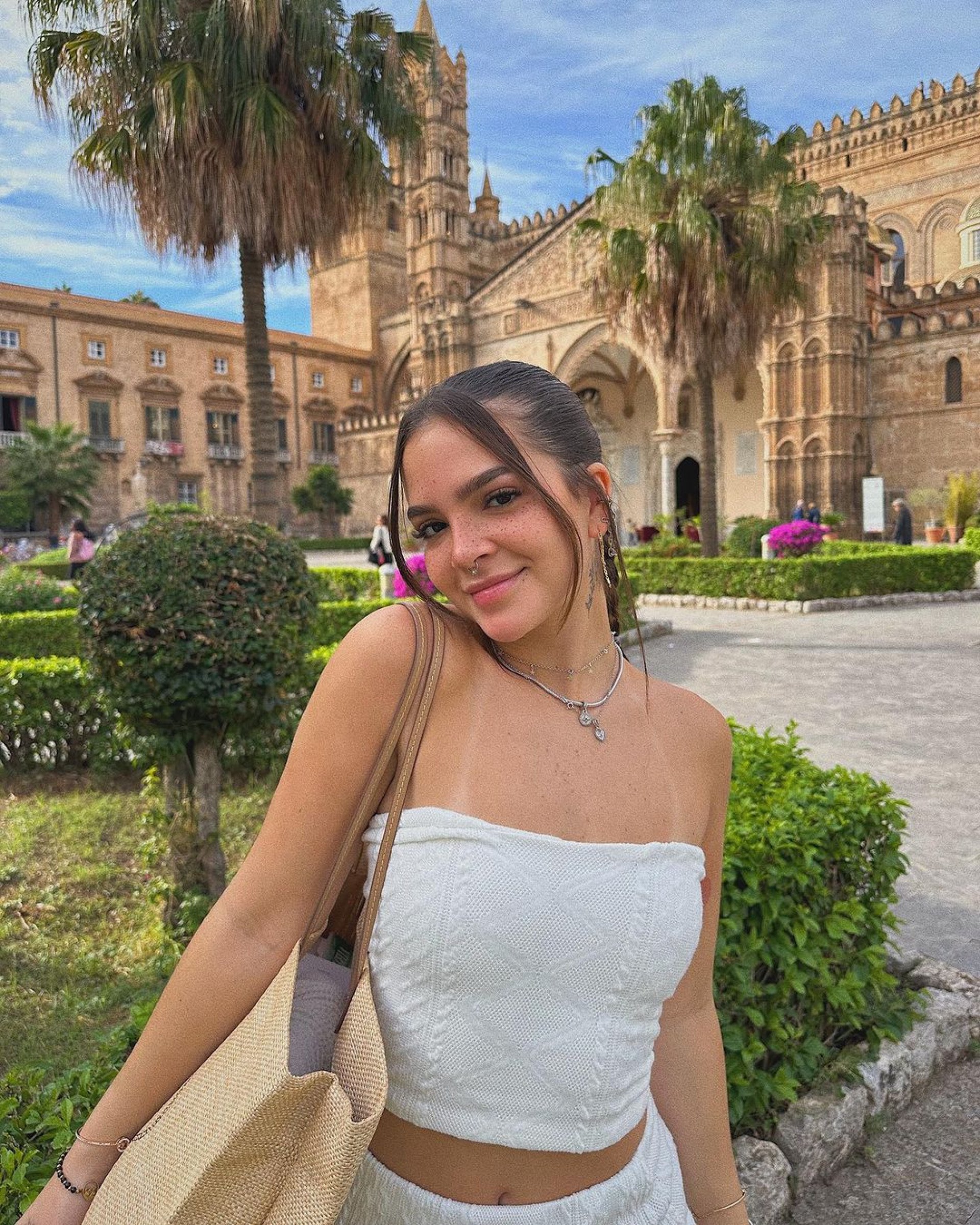 Mel Maia radiante na cidade italiana de Palermo