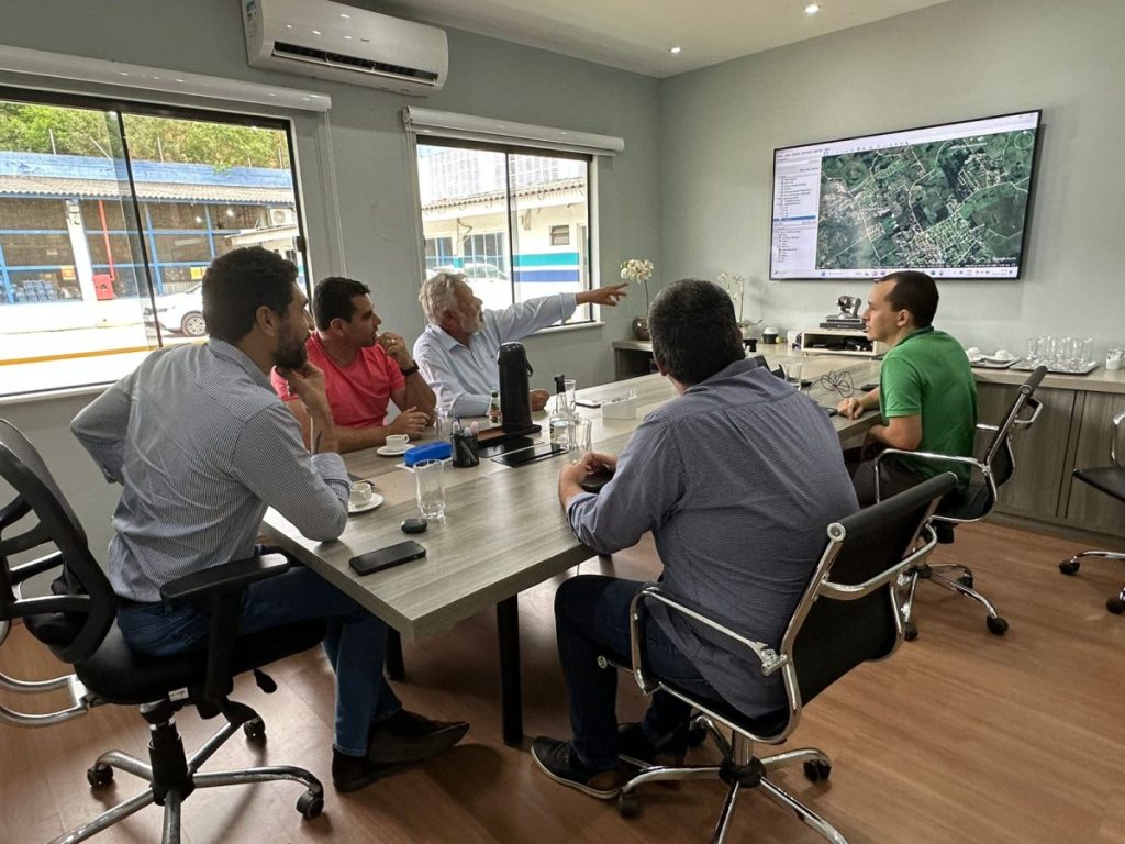 Fabinho e Eron em reunião com Prolags para extensão da rede de abastecimento Iguaba Grande