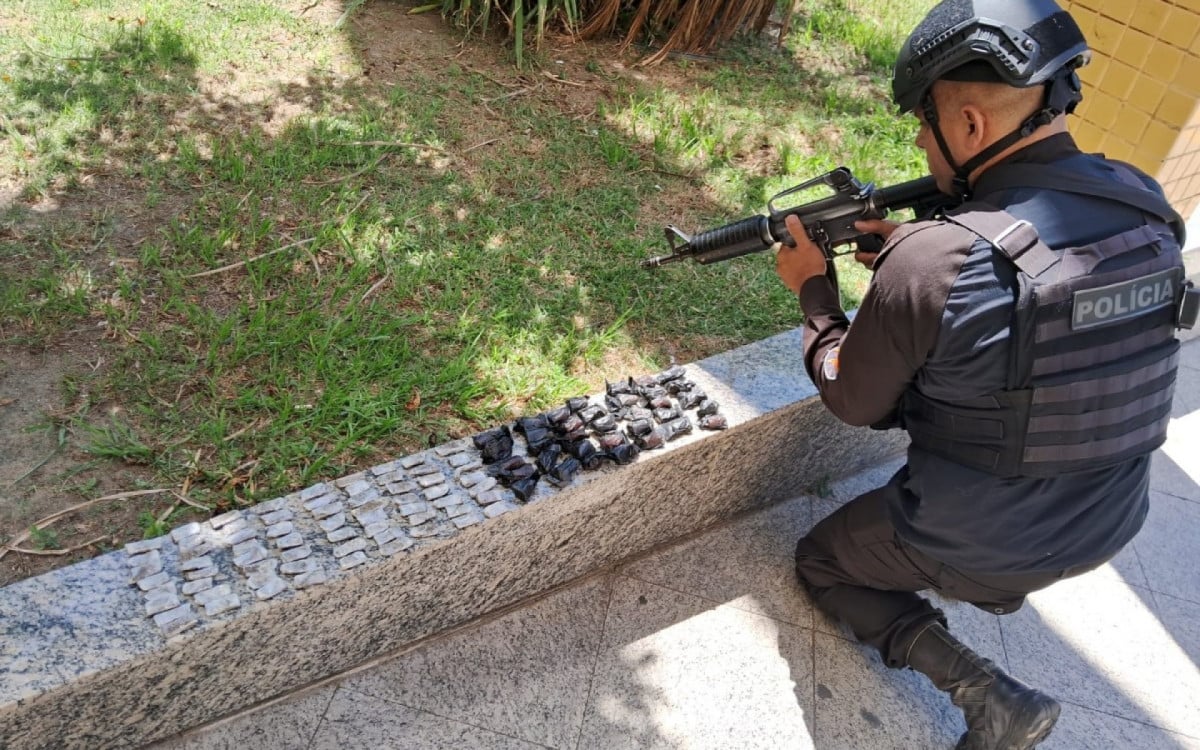 Após troca de tiros, Polícia Militar apreende drogas no Morro da Coca-Cola, em Arraial do Cabo | Arraial do Cabo - Rio de Janeiro