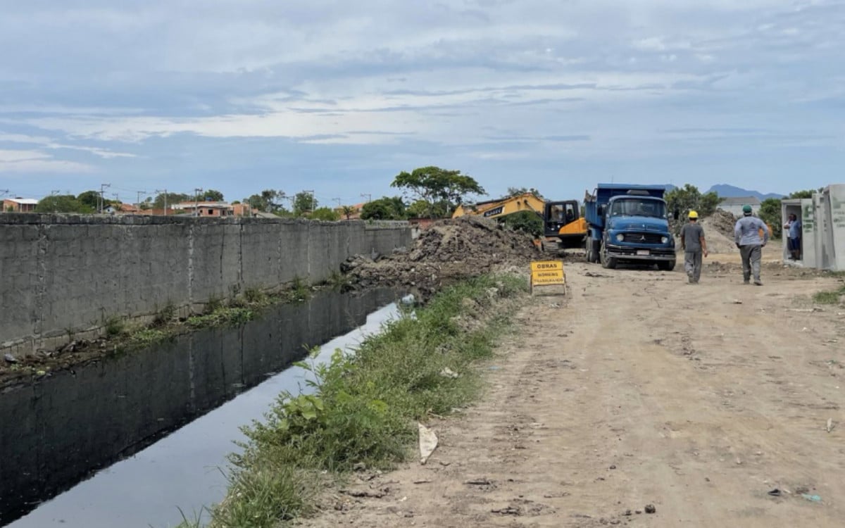 Acompanhada da secretária de Obras, Liane Martins, e de vereadores da base governista, Daniela também ouviu as demandas da população local