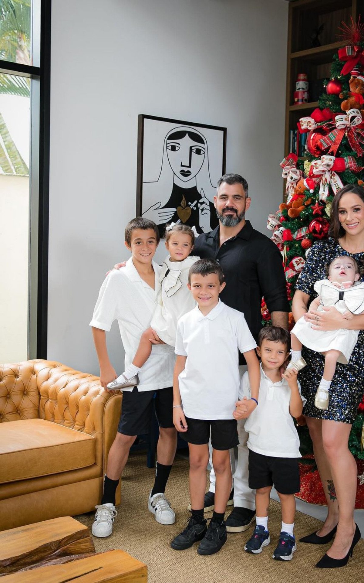 Juliano Cazarré posa com os cinco filhos e a mulher grávida em clique de Natal | Celebridades