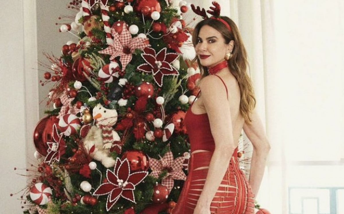Luciana Gimenez sensualiza ao desejar 'feliz Natal' aos seguidores | Celebridades