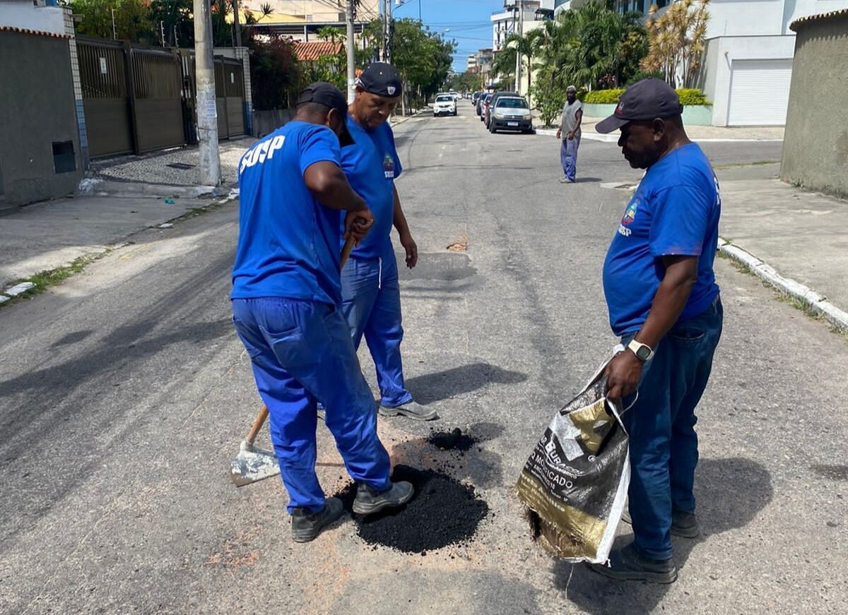 Cabo Frio realiza manutenção asfáltica, manilhamento e calçamento em diversos bairros